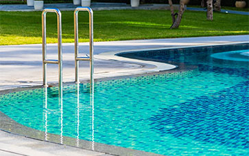 Broom-Finish Concrete for Pool Decks: Combining Style and Functionality